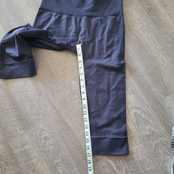 Lululemon US Size 8 Seamlessly Street Crop Leggings Sweat-Wicking Breathable - Picture 8 of 10